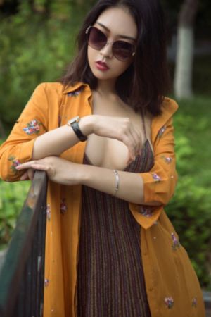 被闺蜜扒了内裤光着屁股打_BD影视在线观看